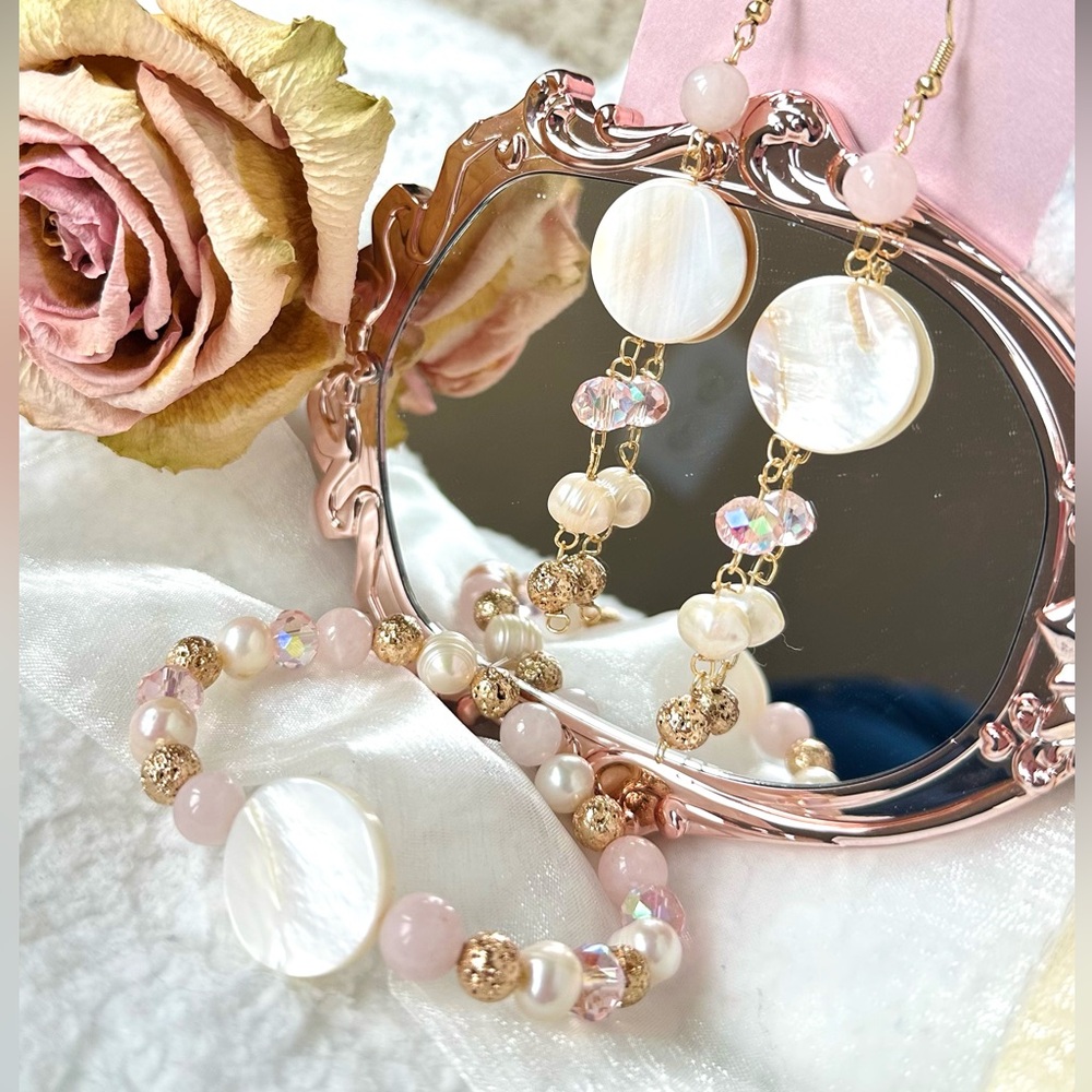 Delicate pink shell bead and wire jewelry set. 1 pair of earrings and 1 bracelet